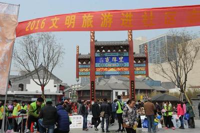 濟(jì)南旅游局長(zhǎng)帶領(lǐng)旅行社走上街頭，倡導(dǎo)誠(chéng)信經(jīng)營(yíng)與文明旅游新風(fēng)尚